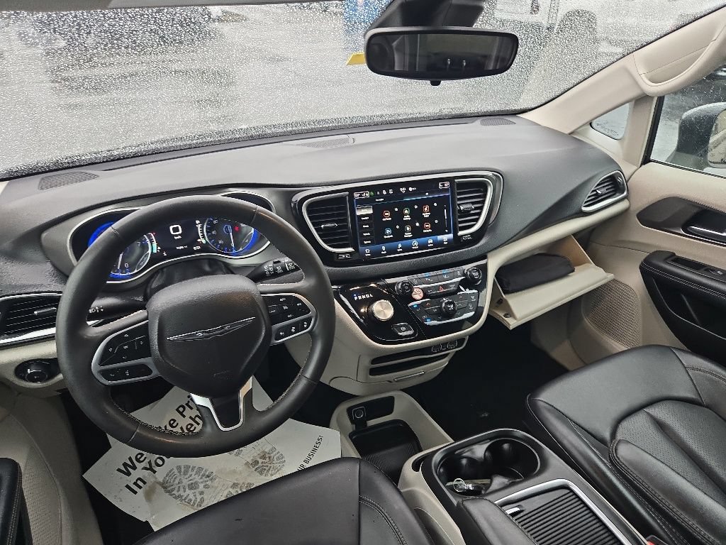 Used 2023 Chrysler Pacifica Touring-L FWD image 23
