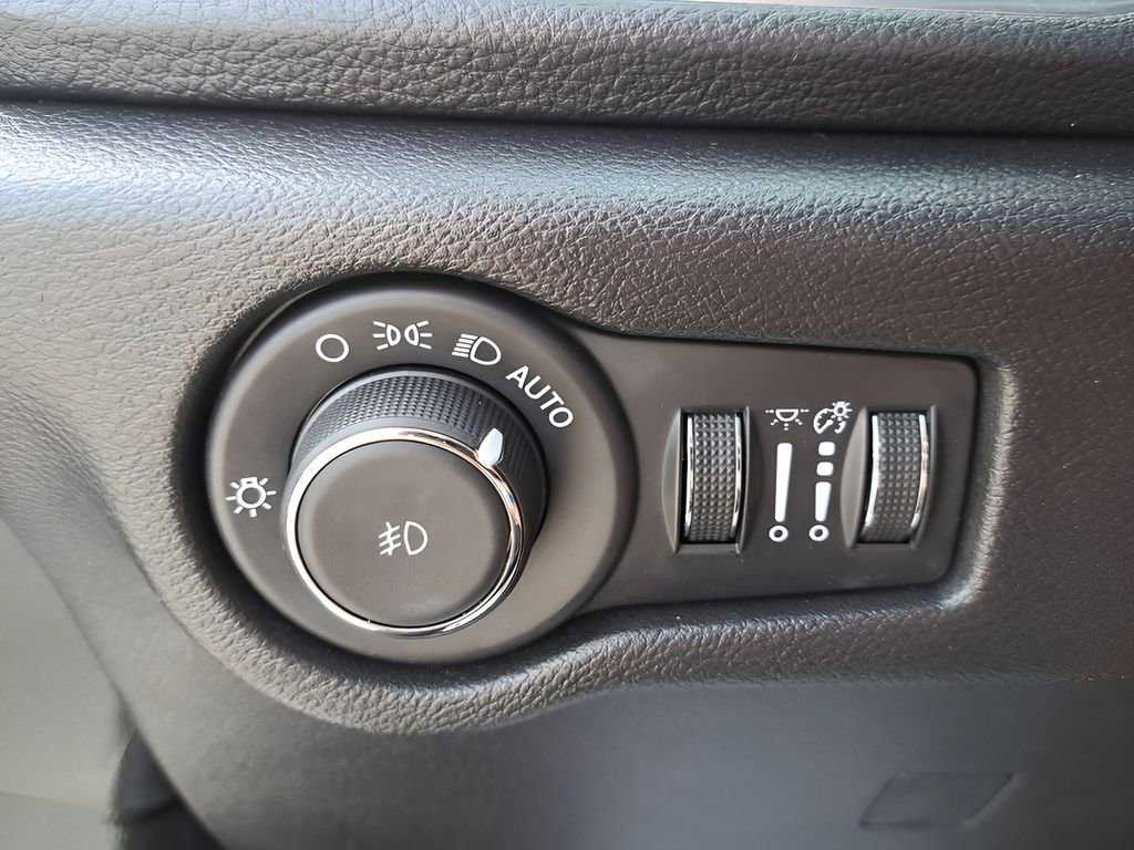 Used 2025 Chrysler Pacifica Limited image 27