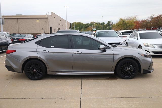 Used 2025 Toyota Camry SE image 4