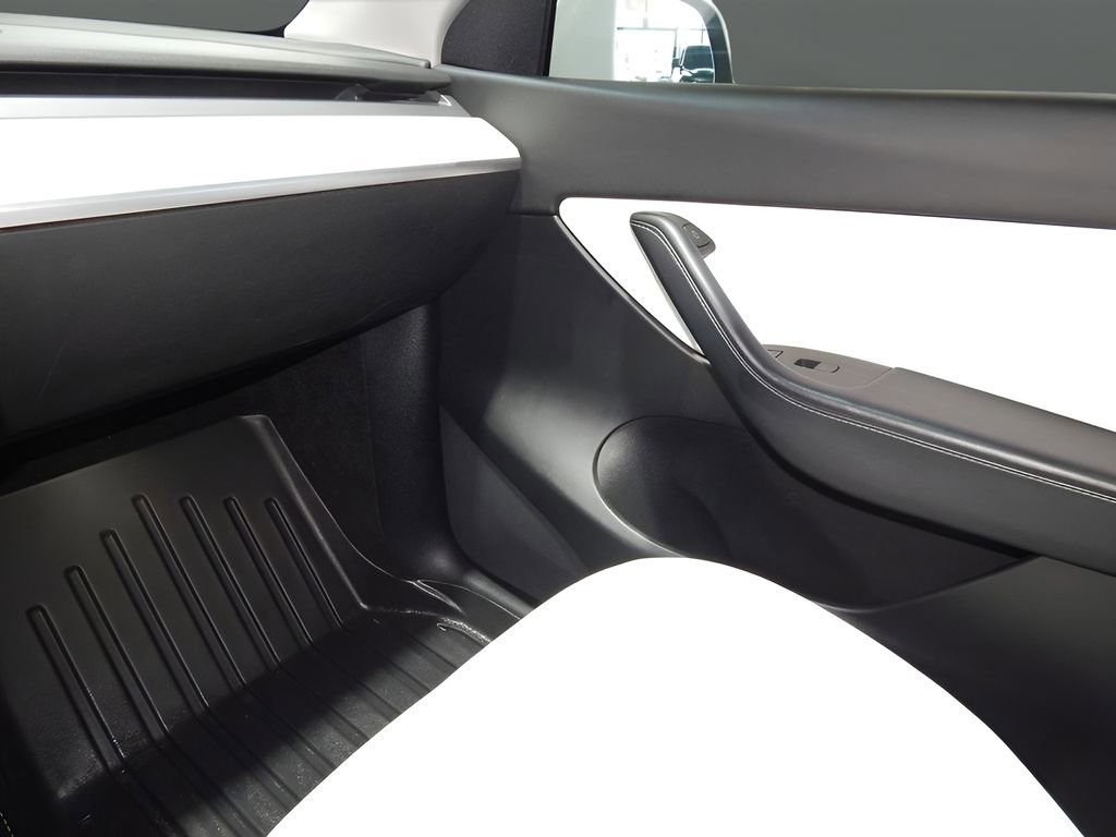 Used 2022 Tesla Model Y Long Range image 26