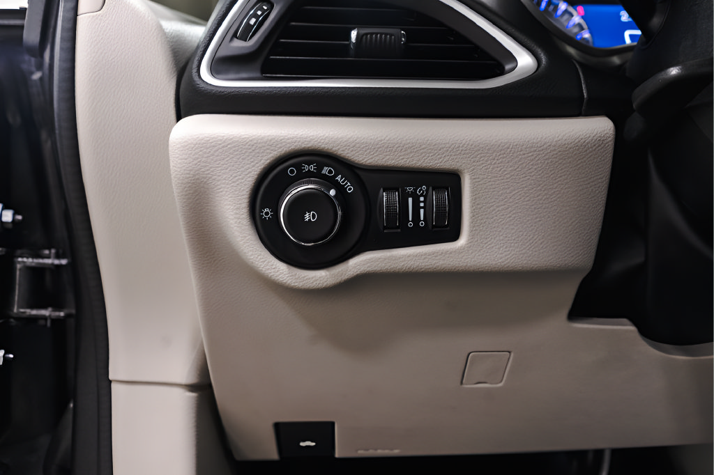 Used 2023 Chrysler Pacifica Touring-L FWD image 20