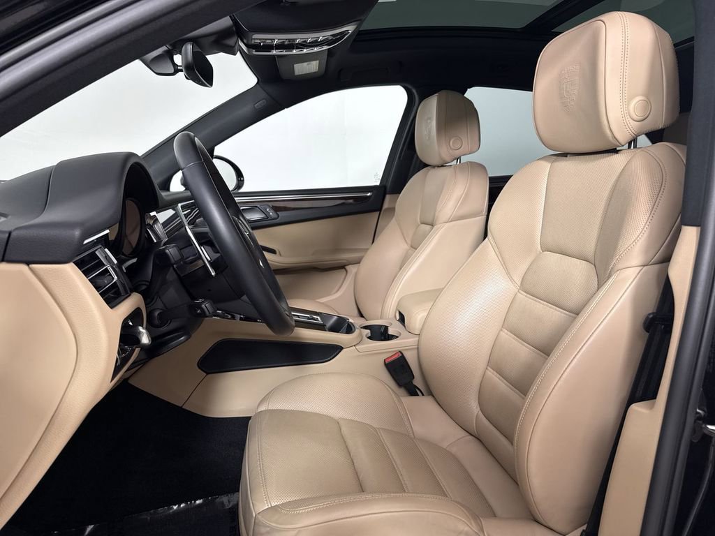 Certified 2024 Porsche Macan image 5