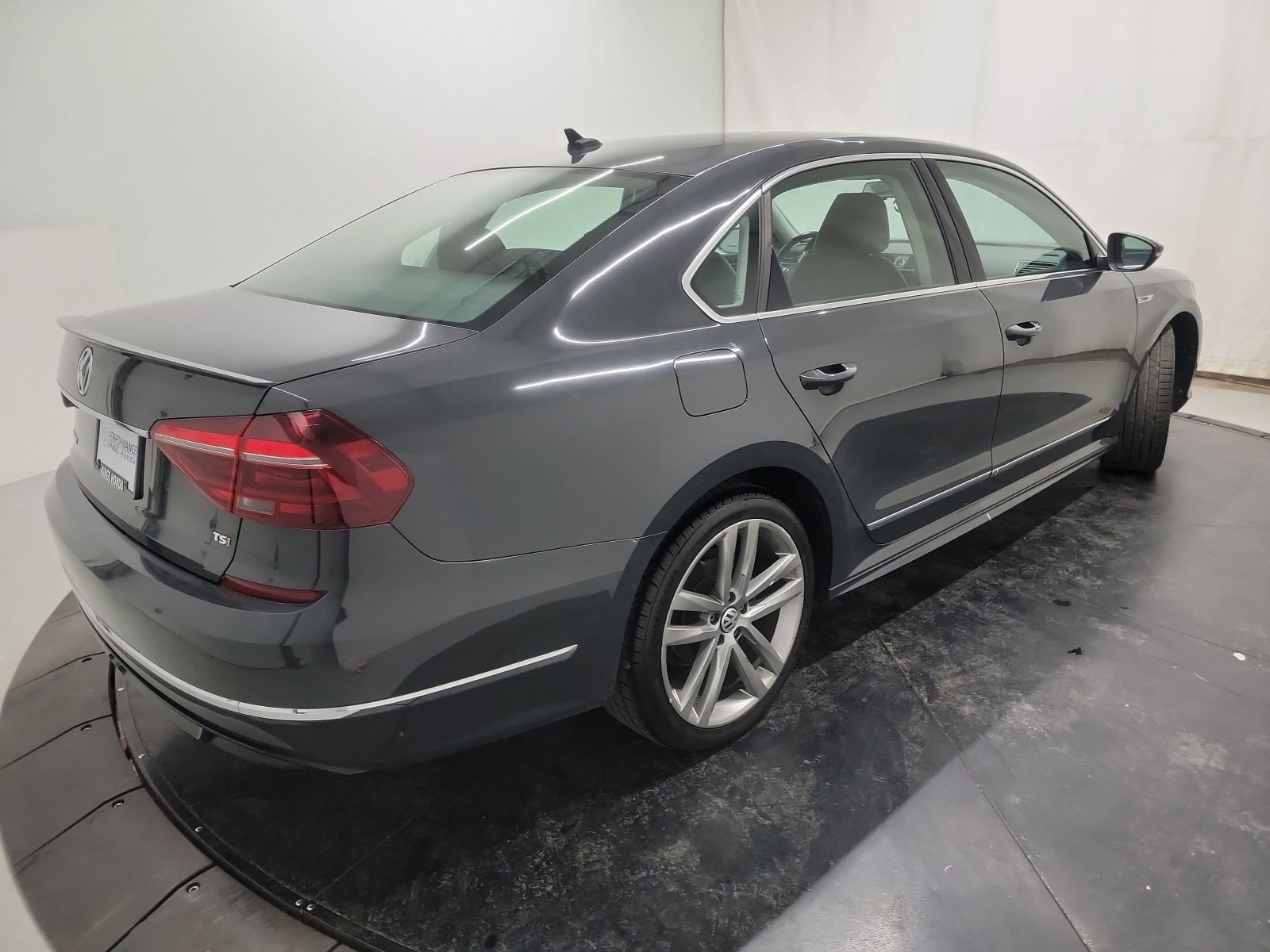 Used 2017 Volkswagen Passat 1.8T R-Line w/ R-Line Lighting Package image 9
