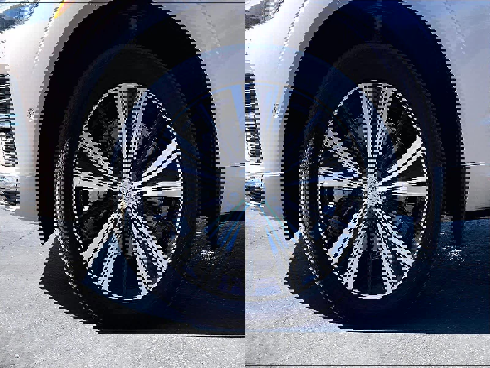 Used 2023 Volvo XC60 T8 Ultimate image 12