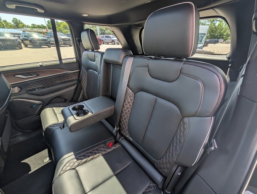 Used 2022 Jeep Grand Cherokee Summit w/ Luxury Tech Group V image 18