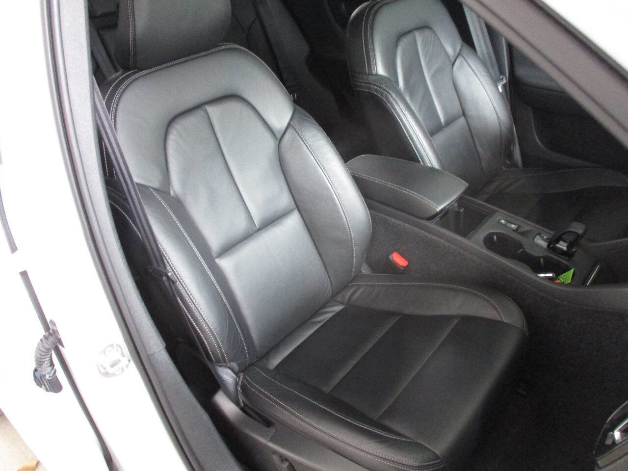 Used 2022 Volvo XC40 T5 Momentum image 46