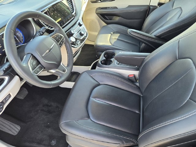 Used 2024 Chrysler Pacifica Touring-L FWD image 13