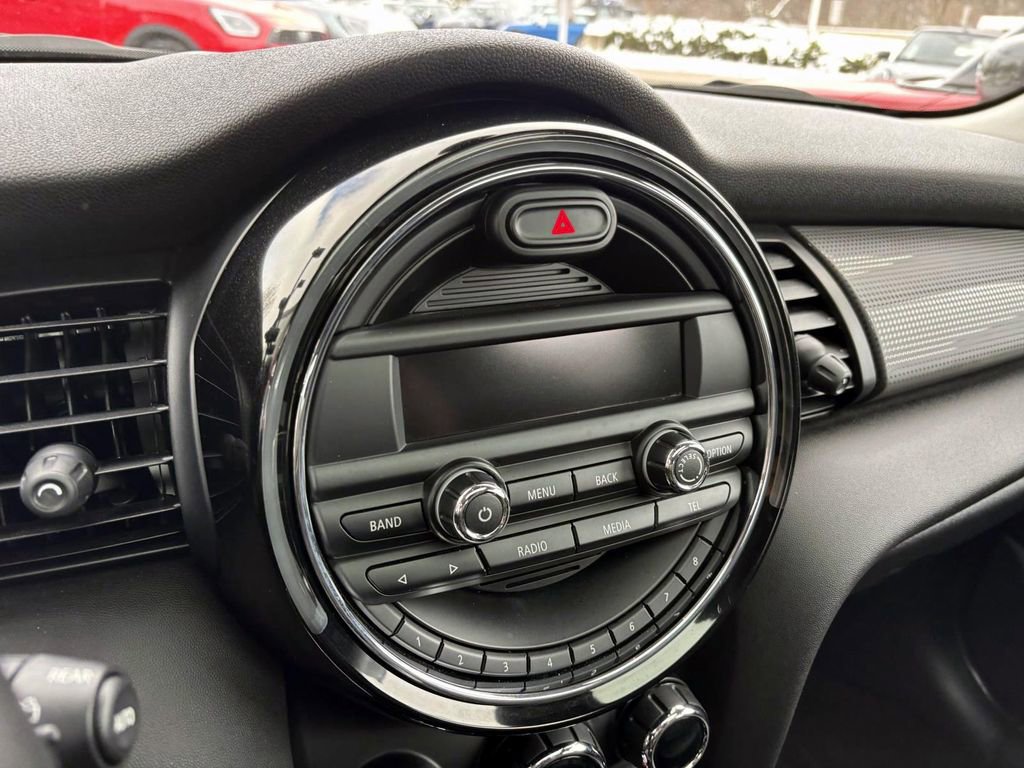 Used 2015 MINI Cooper 4-Door Hardtop image 16