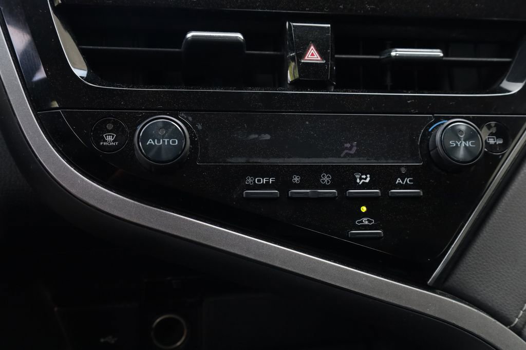 Used 2023 Toyota Camry SE image 5
