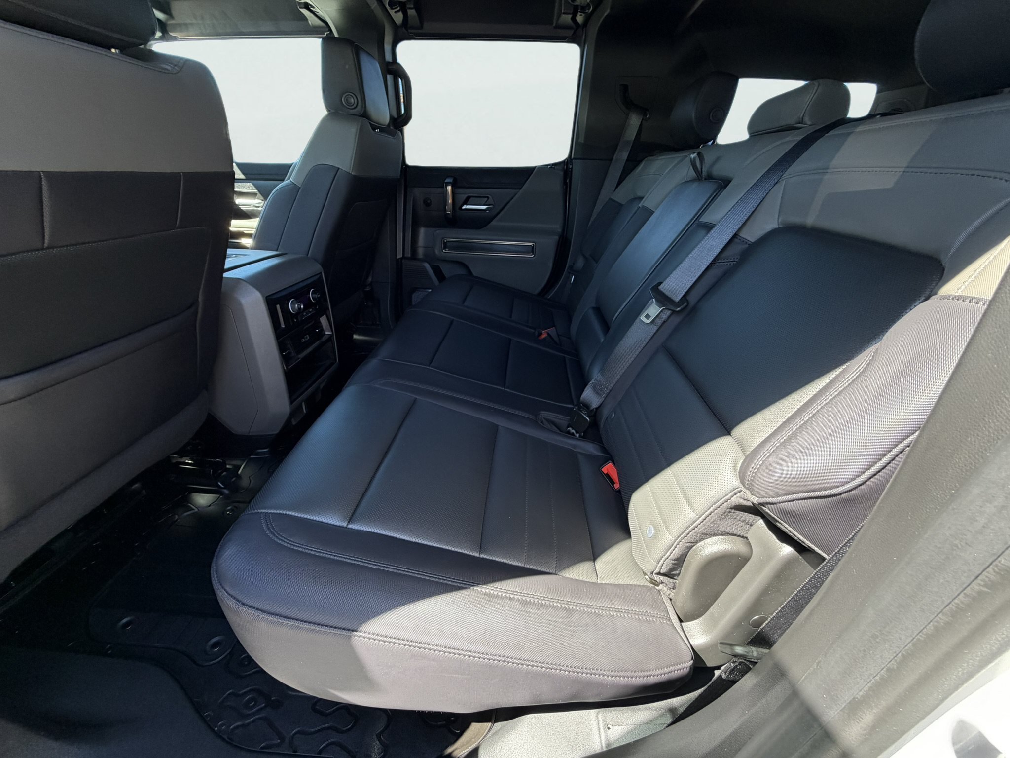 Used 2025 GMC Hummer EV 2X w/ LPO, Dark Essentials Package AWD/4WD image 17
