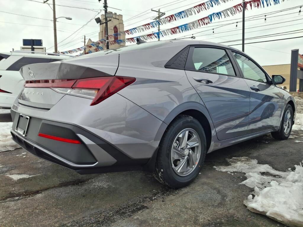 New 2026 Hyundai Elantra SE image 3