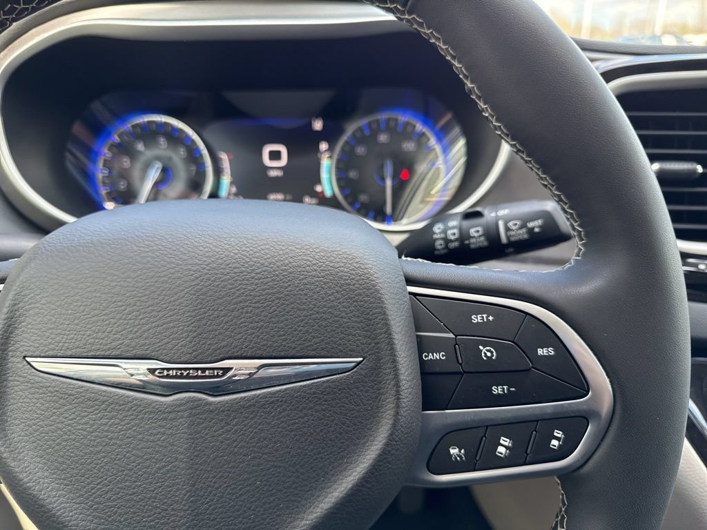 Used 2024 Chrysler Pacifica Touring-L FWD image 31