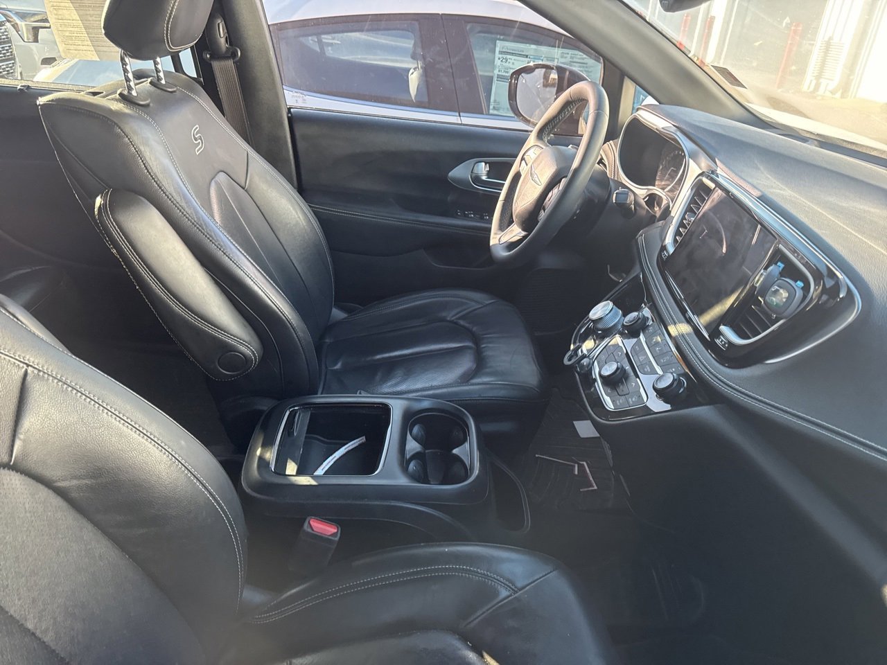 Used 2022 Chrysler Pacifica Touring-L w/ Uconnect Theater Family Group image 5