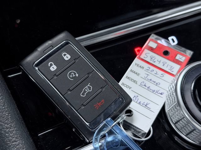 Used 2025 Jeep Grand Cherokee Limited AWD/4WD image 36