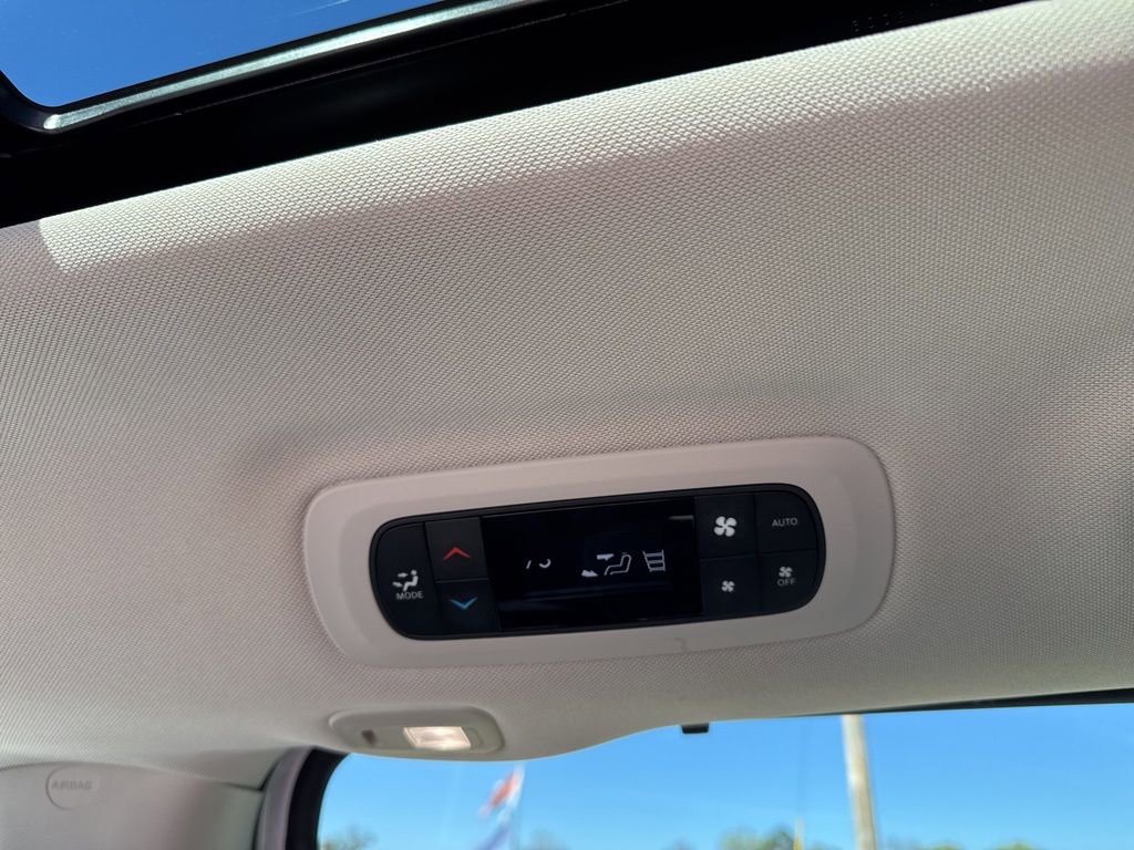 Certified 2023 Chrysler Pacifica Limited image 12