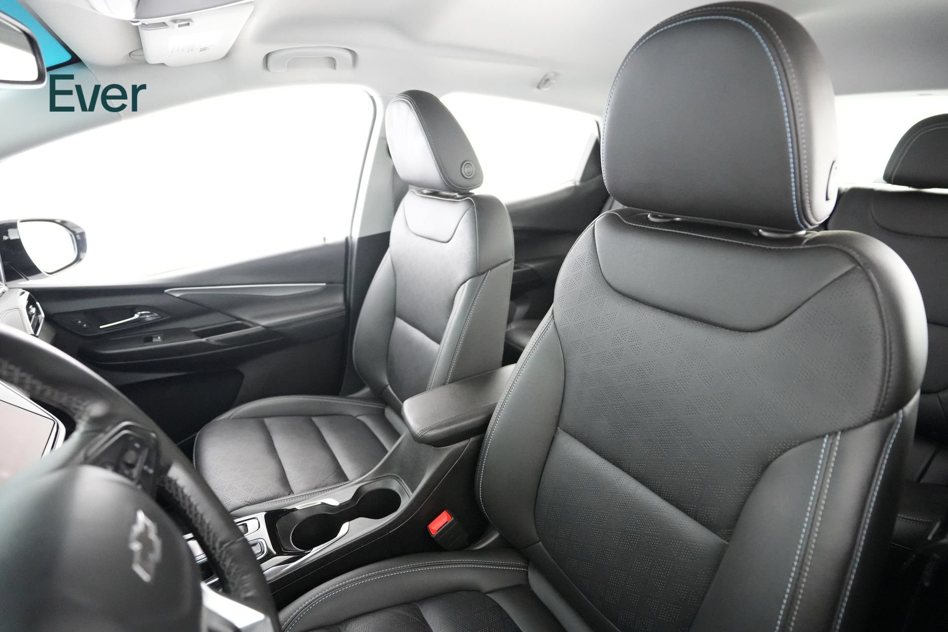 Used 2023 Chevrolet Bolt LT w/ Infotainment Package FWD image 4