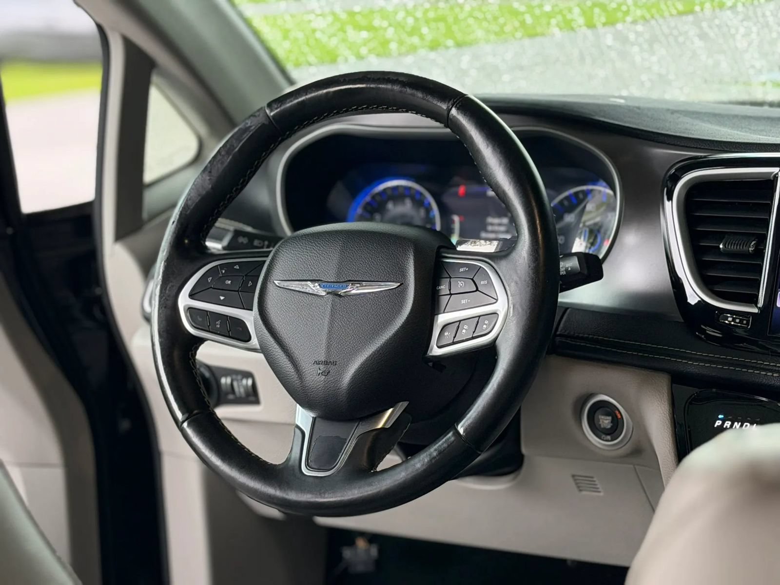 Used 2021 Chrysler Pacifica Touring-L FWD image 18
