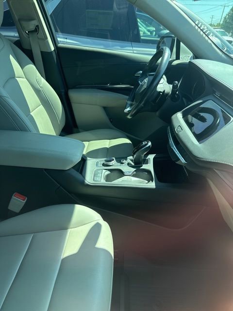 Used 2022 Cadillac XT4 Luxury w/ LPO, ONYX Package FWD image 5