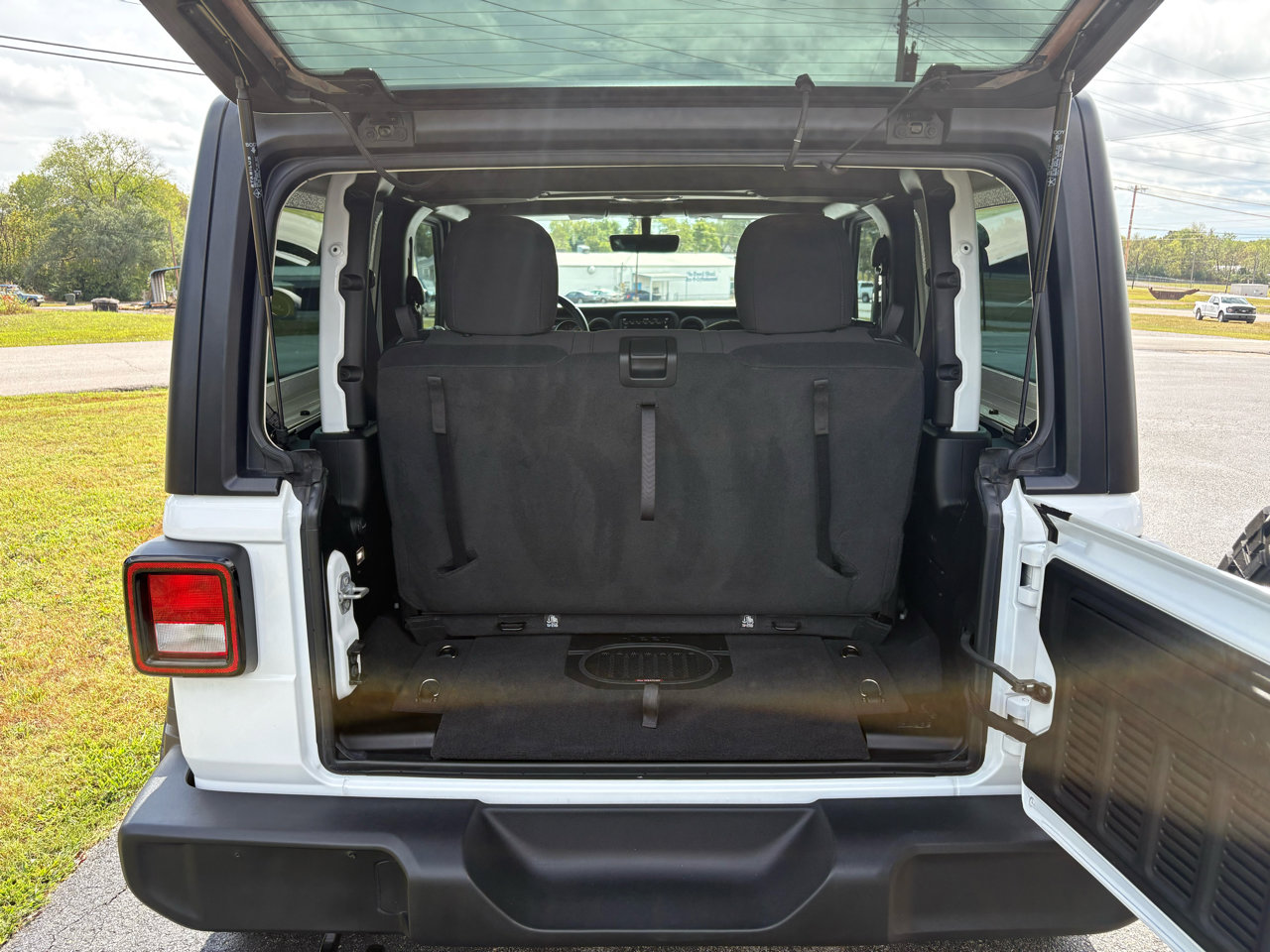 Used 2022 Jeep Wrangler Sport image 5