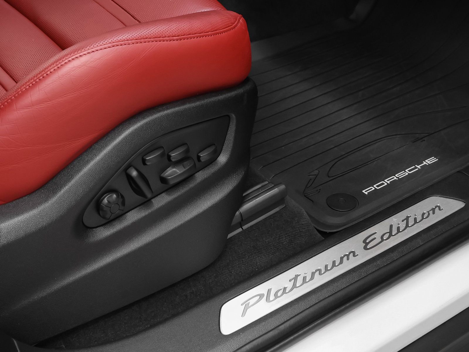 Certified 2022 Porsche Cayenne Platinum Edition image 19