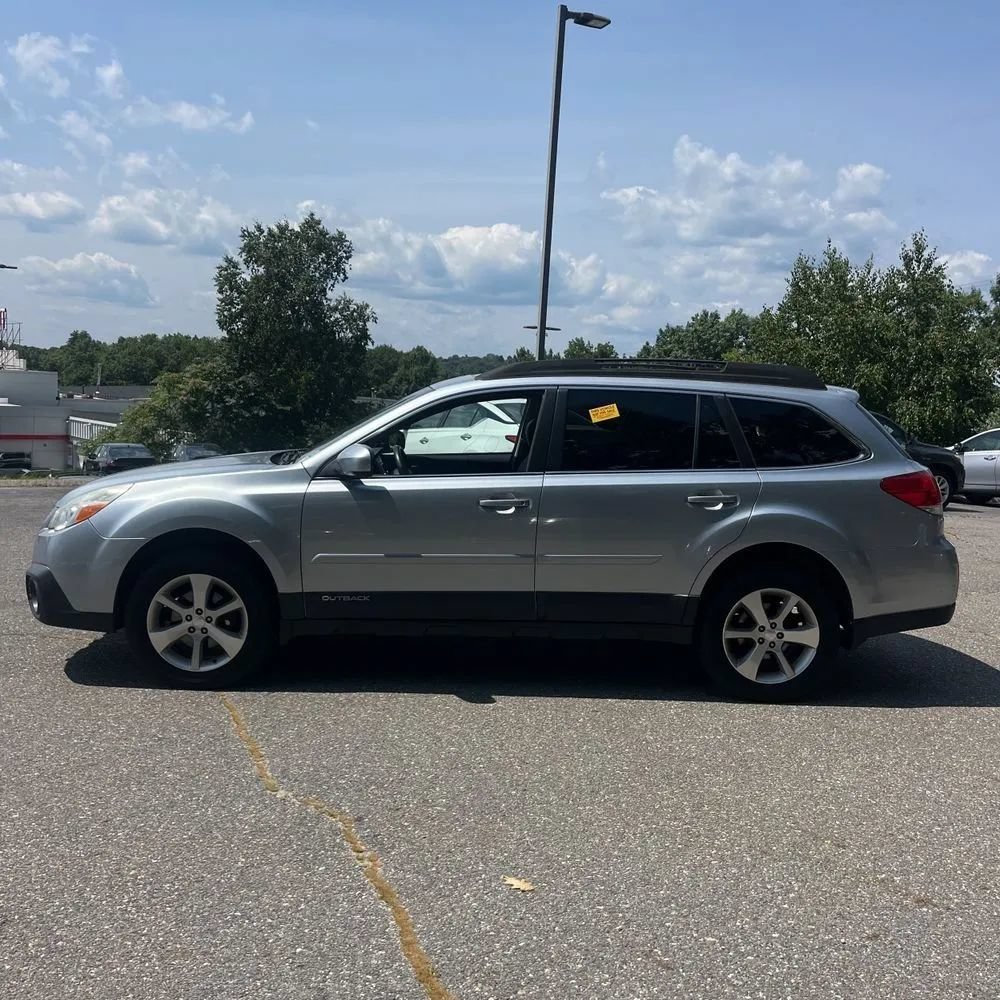 Used 2013 Subaru Outback 2.5i Limited w/ Moonroof Pkg AWD/4WD image 3