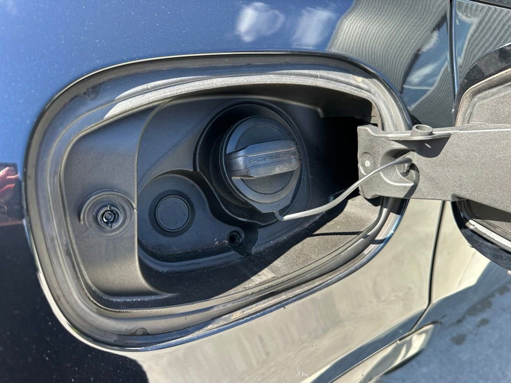 Certified 2023 Porsche Cayenne Platinum Edition image 39