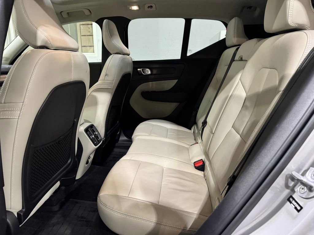 Used 2023 Volvo XC40 B5 Plus image 27
