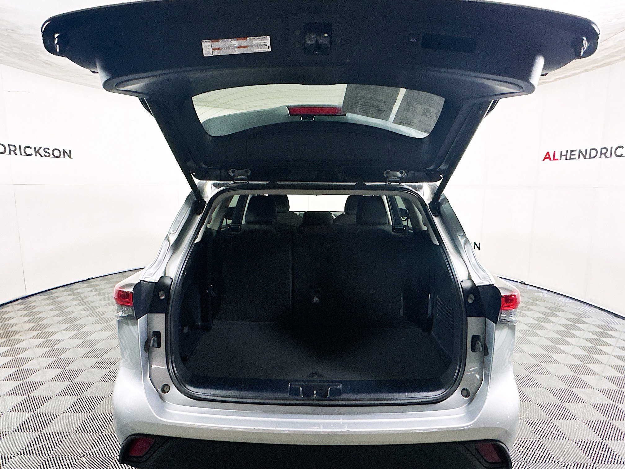 Used 2024 Toyota Highlander LE image 31