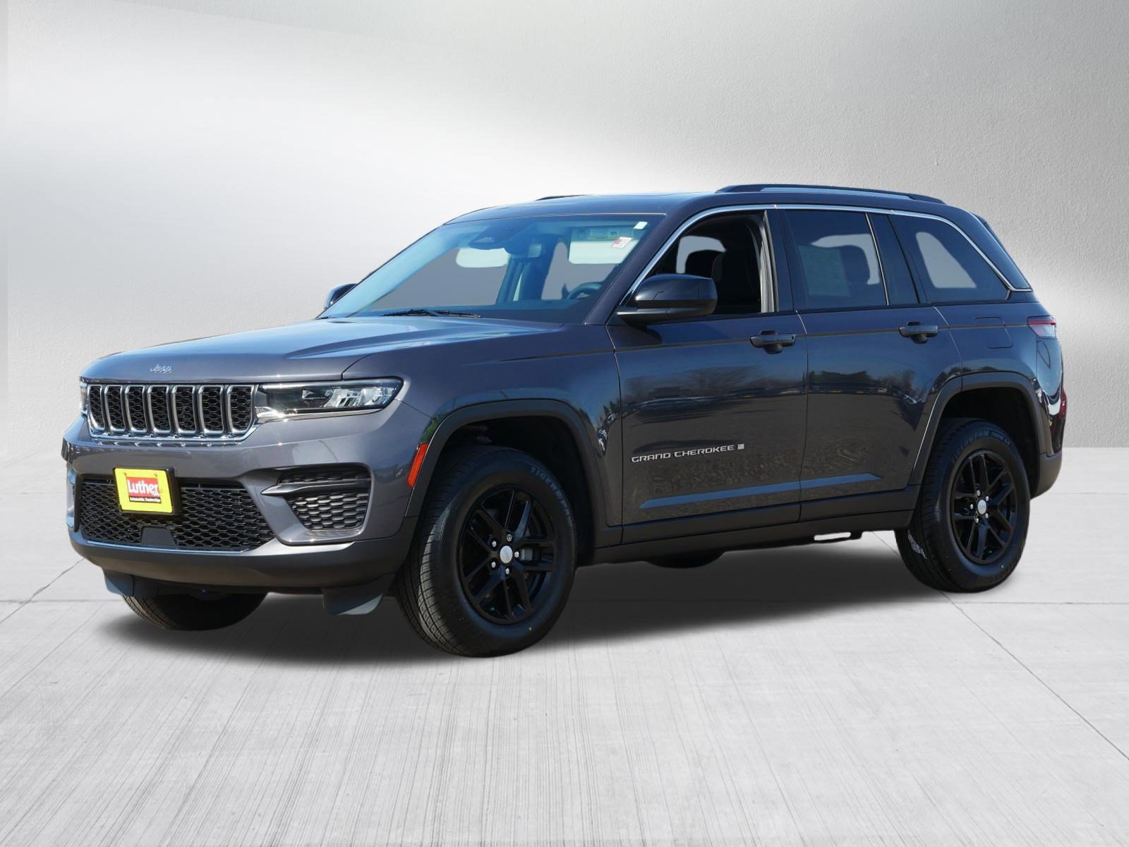 Used 2023 Jeep Grand Cherokee Laredo w/ Luxury Tech Group I image 3