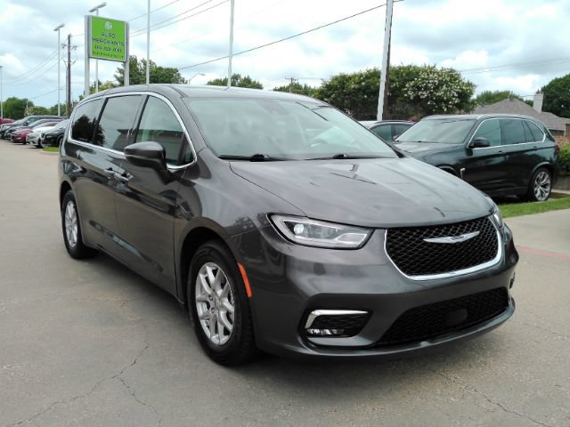 Used 2023 Chrysler Pacifica Touring-L FWD image 4