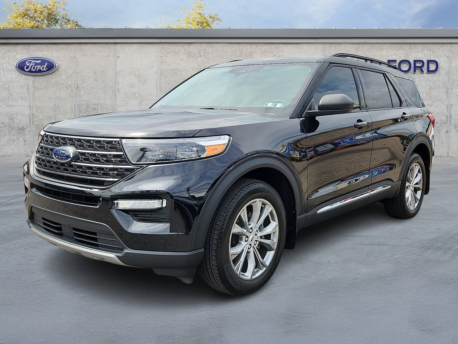 Used 2023 Ford Explorer XLT w/ Equipment Group 202A AWD/4WD image 3