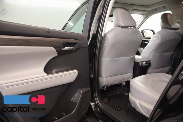 Certified 2021 Toyota Highlander Platinum AWD/4WD image 32