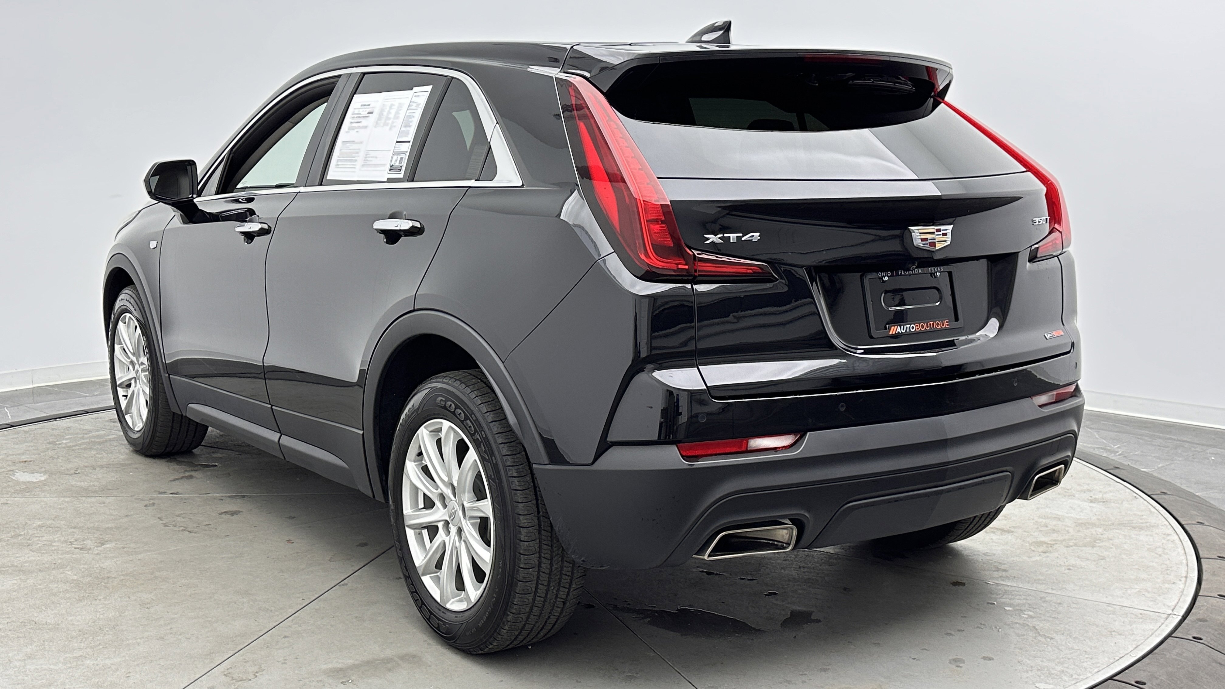 Used 2021 Cadillac XT4 Luxury w/ Cold Weather Package FWD image 5