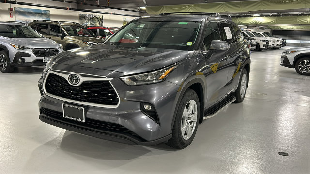 Used 2020 Toyota Highlander LE AWD/4WD image 3
