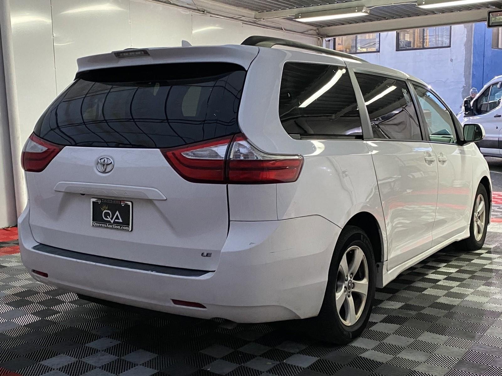 Used 2018 Toyota Sienna LE w/ Carpet Mat Package image 6