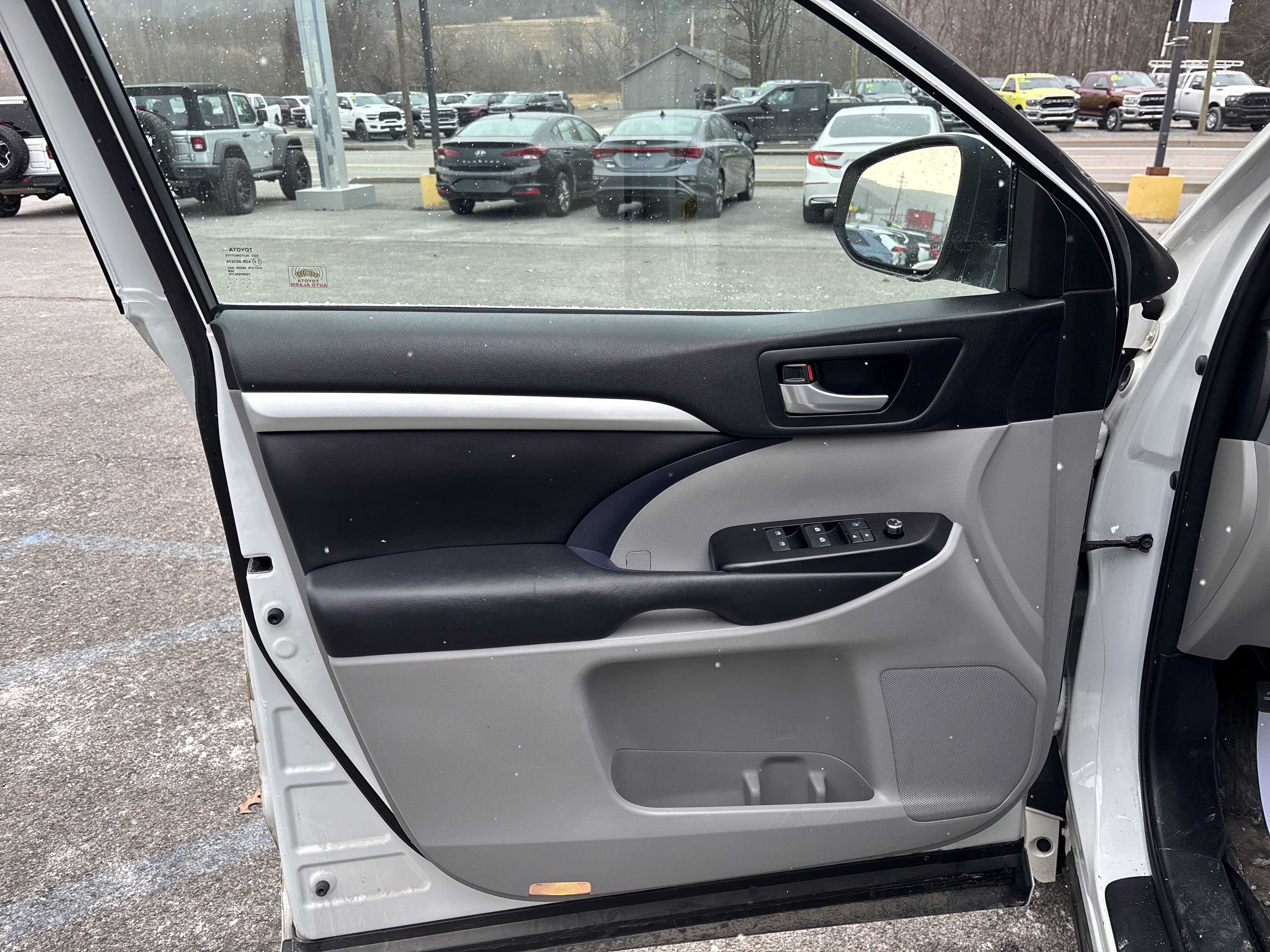 Used 2018 Toyota Highlander XLE image 16