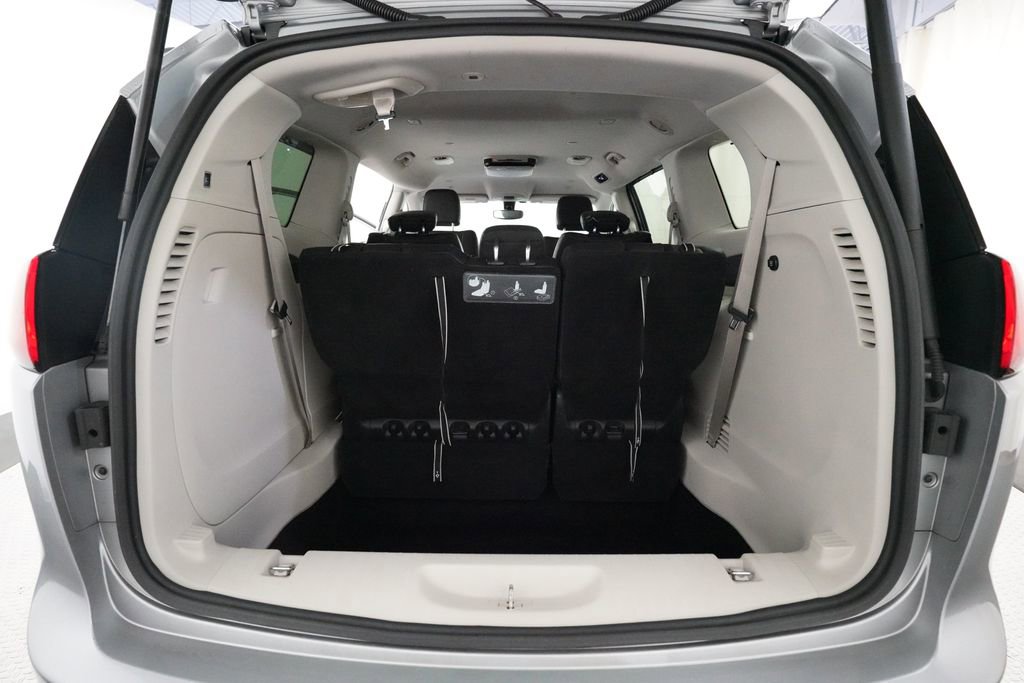 Used 2018 Chrysler Pacifica Touring-L image 10