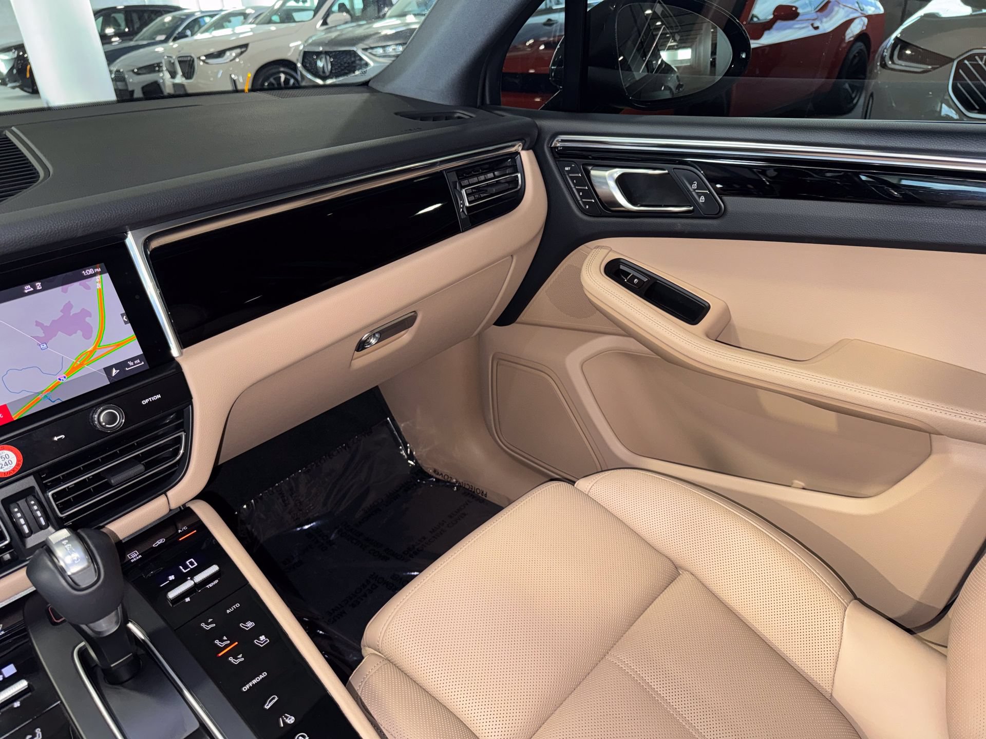 Used 2025 Porsche Macan Turbo AWD/4WD image 31