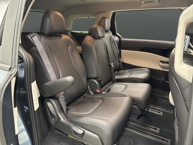 Used 2024 Kia Carnival EX image 30