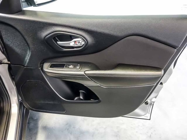 Used 2016 Jeep Cherokee Sport w/ Cold Weather Group FWD image 28