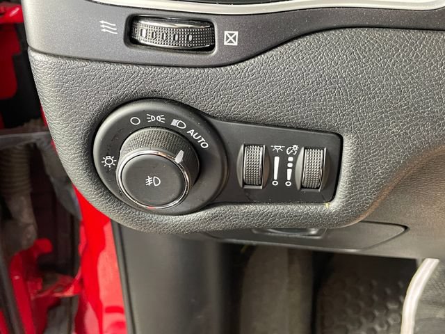 Used 2019 Jeep Cherokee Trailhawk AWD/4WD image 10