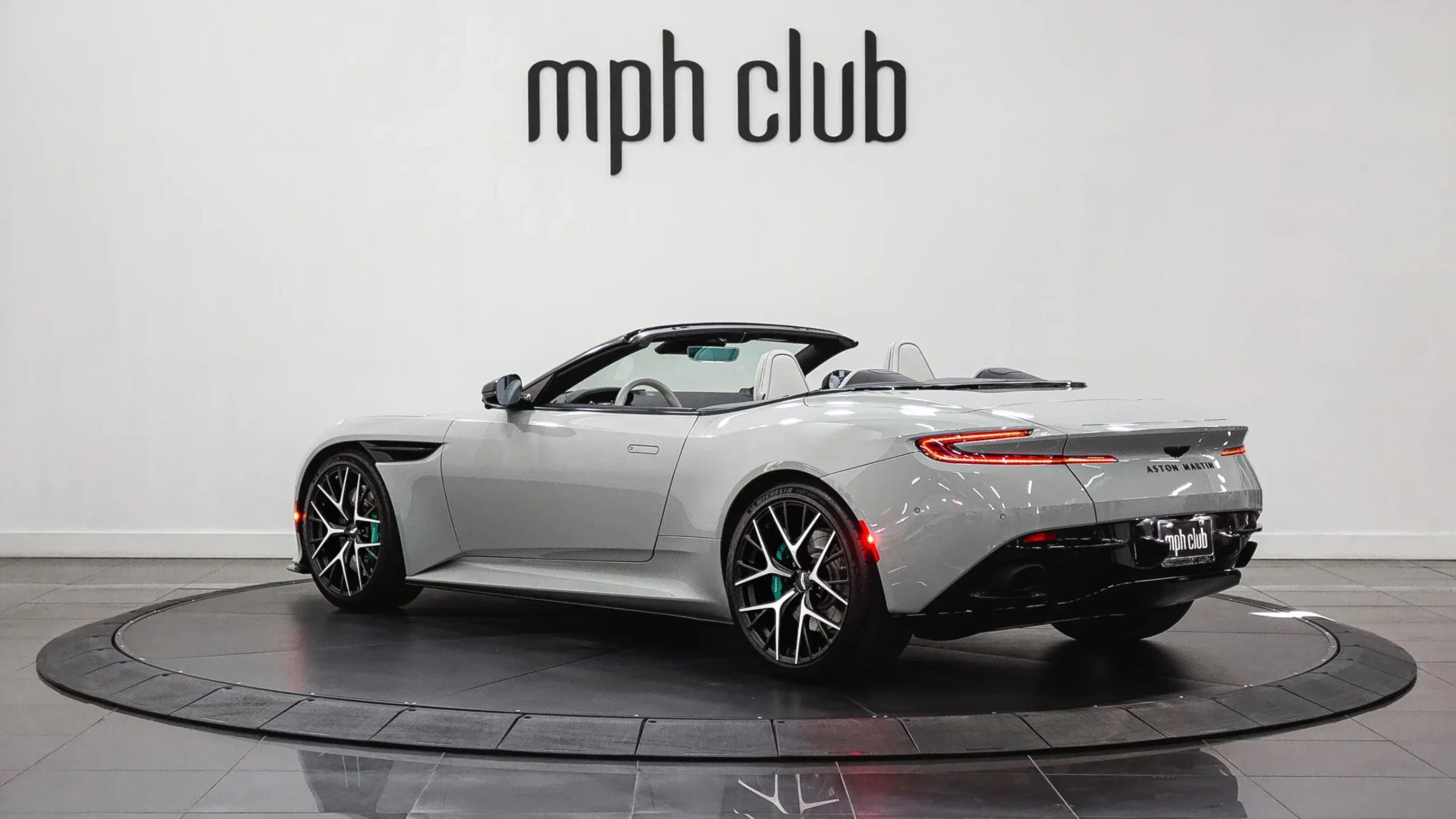 Used 2024 Aston Martin DB12 Convertible image 4