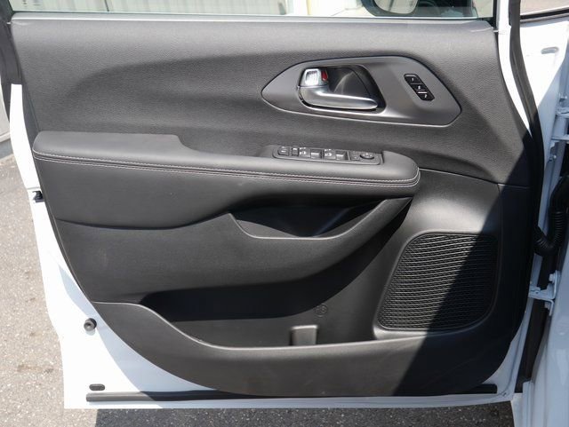New 2026 Chrysler Pacifica Select image 16
