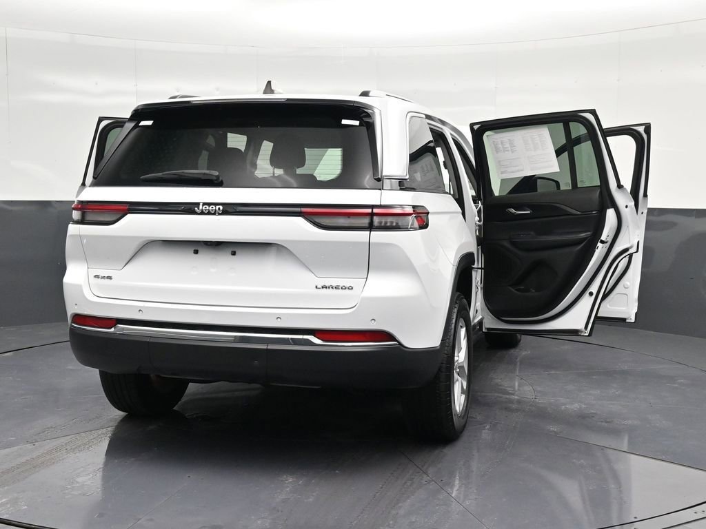 Used 2023 Jeep Grand Cherokee Laredo AWD/4WD image 43