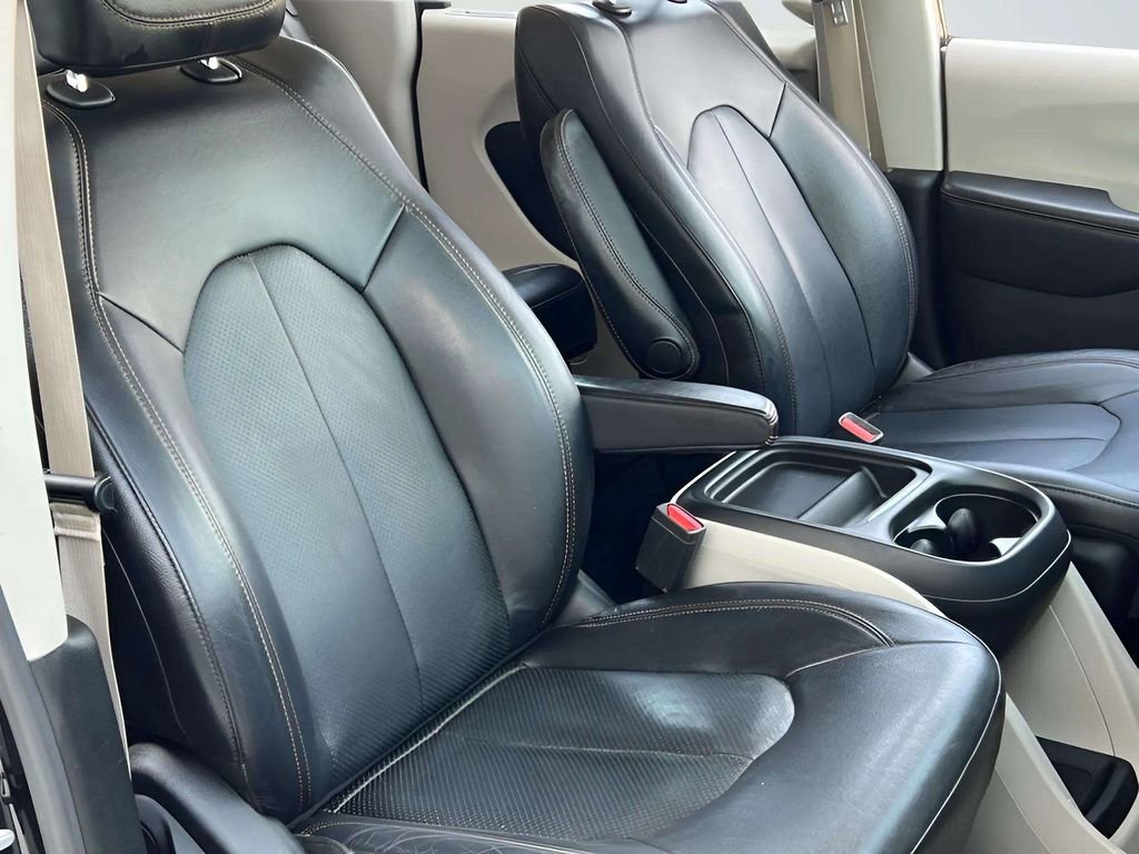 Used 2019 Chrysler Pacifica Touring-L FWD image 26