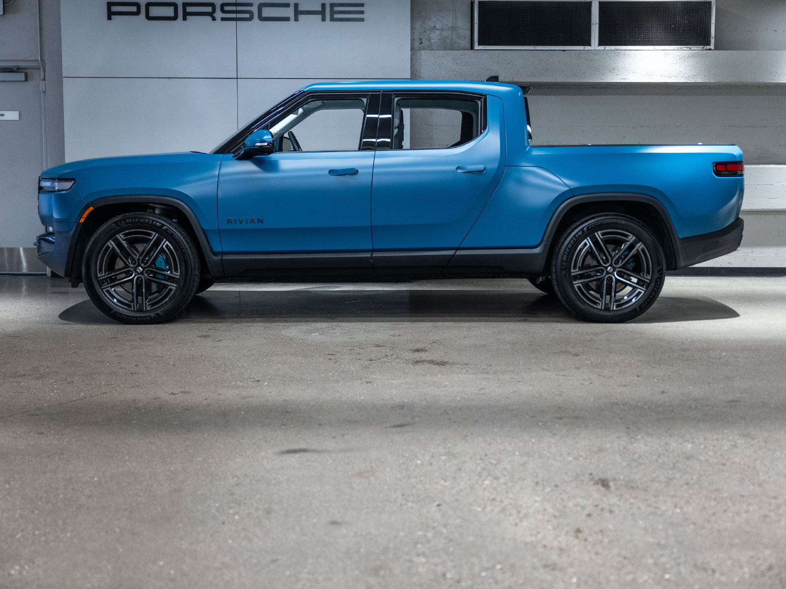 Used 2026 Rivian R1T Premium Quad AWD/4WD image 2