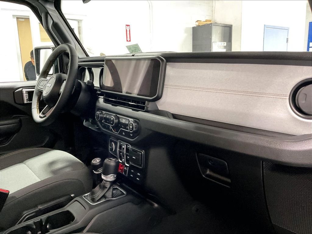 Used 2024 Jeep Wrangler Unlimited AWD/4WD image 14