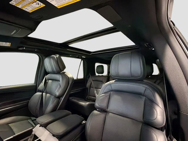 Used 2025 Lincoln Navigator Reserve w/ Jet Appearance Package image 18