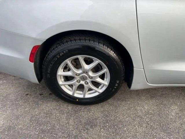 Used 2023 Chrysler Pacifica Touring-L image 17