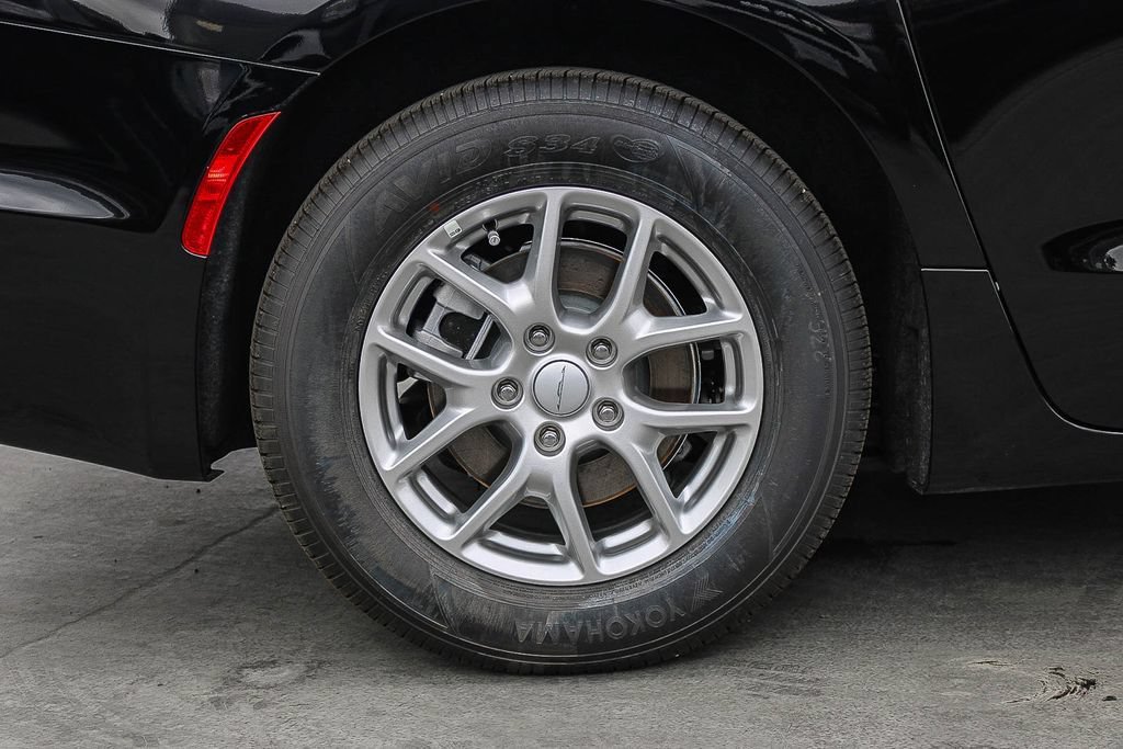 New 2027 Chrysler Pacifica Select FWD image 12